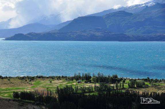 Fazendas e agricultura no belo cenário andino na orla do lago General Carreira, no caminho entre Chile Chico e a Carretera Austral, no sul do Chile